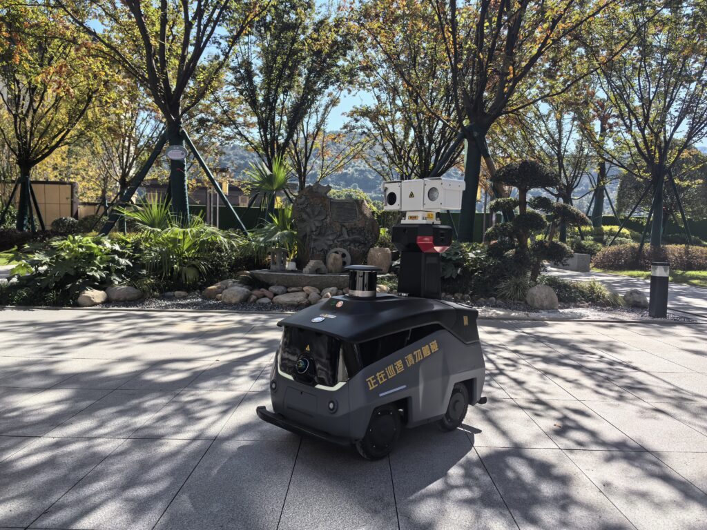 萬為安保巡邏機器人守護張家界青華府