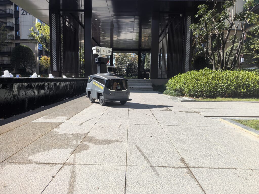 萬為安保巡邏機器人守護張家界青華府